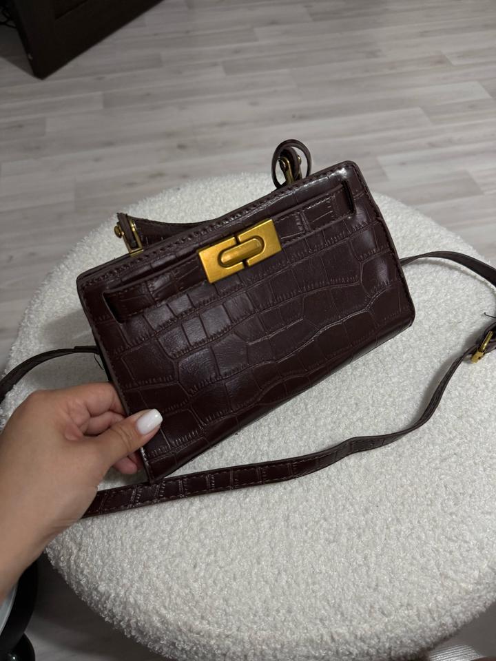 Сумочка тесно коричневая