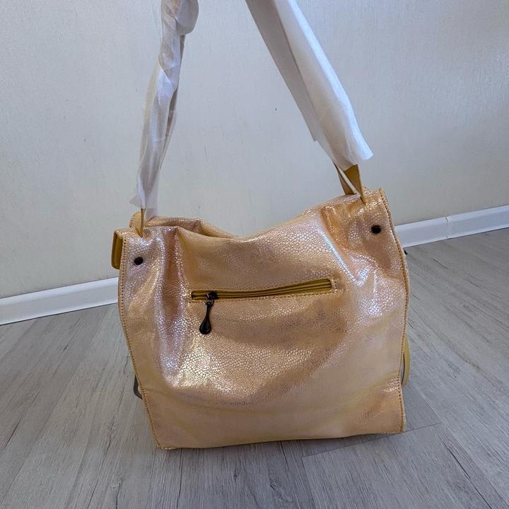 Сумка-шопер Anna Fashion желтого цвета выполнена из качественной лазерной кожи