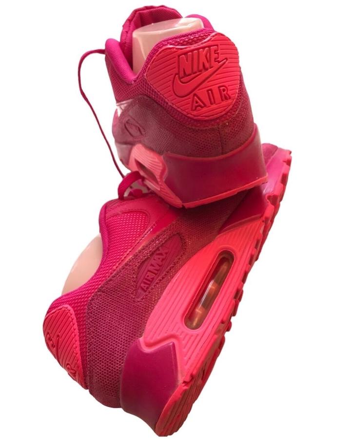 Nike Air Max 90 (Fireberry) идеальный выбор для тех, кто ценит стиль и комфорт