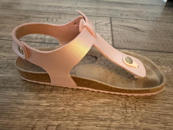 Розовые сандалии