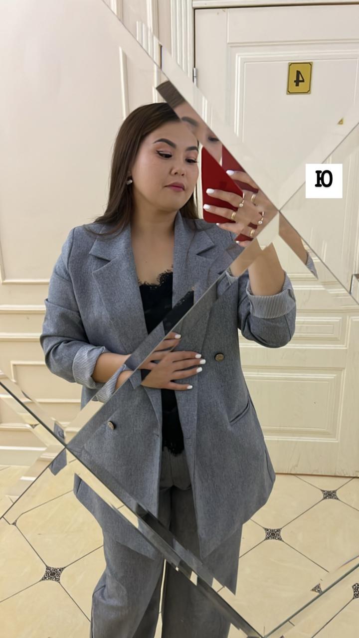 Продаю костюмы и платья