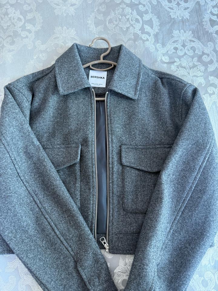 серый бомбер из Bershka