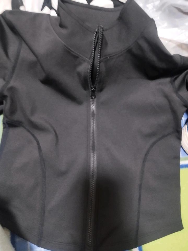 Спортивная укороченная кофточка