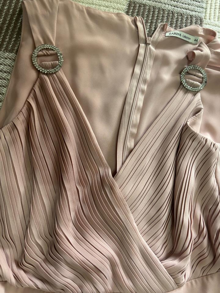 Платье пудрового цвета