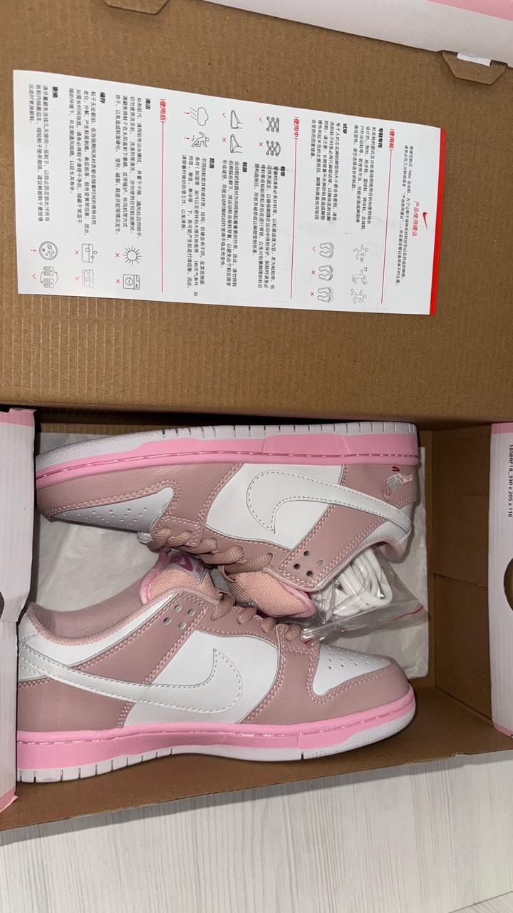 Розовые кеды NIKE