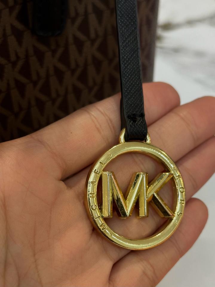 Сумка-тоут (шоппер) Michael Kors 🧡с круглым брелоком, ручками и молнией сверху.