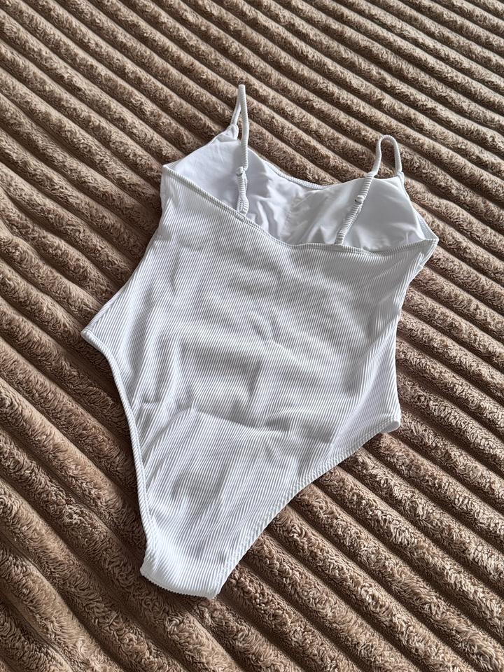 Белый купальник