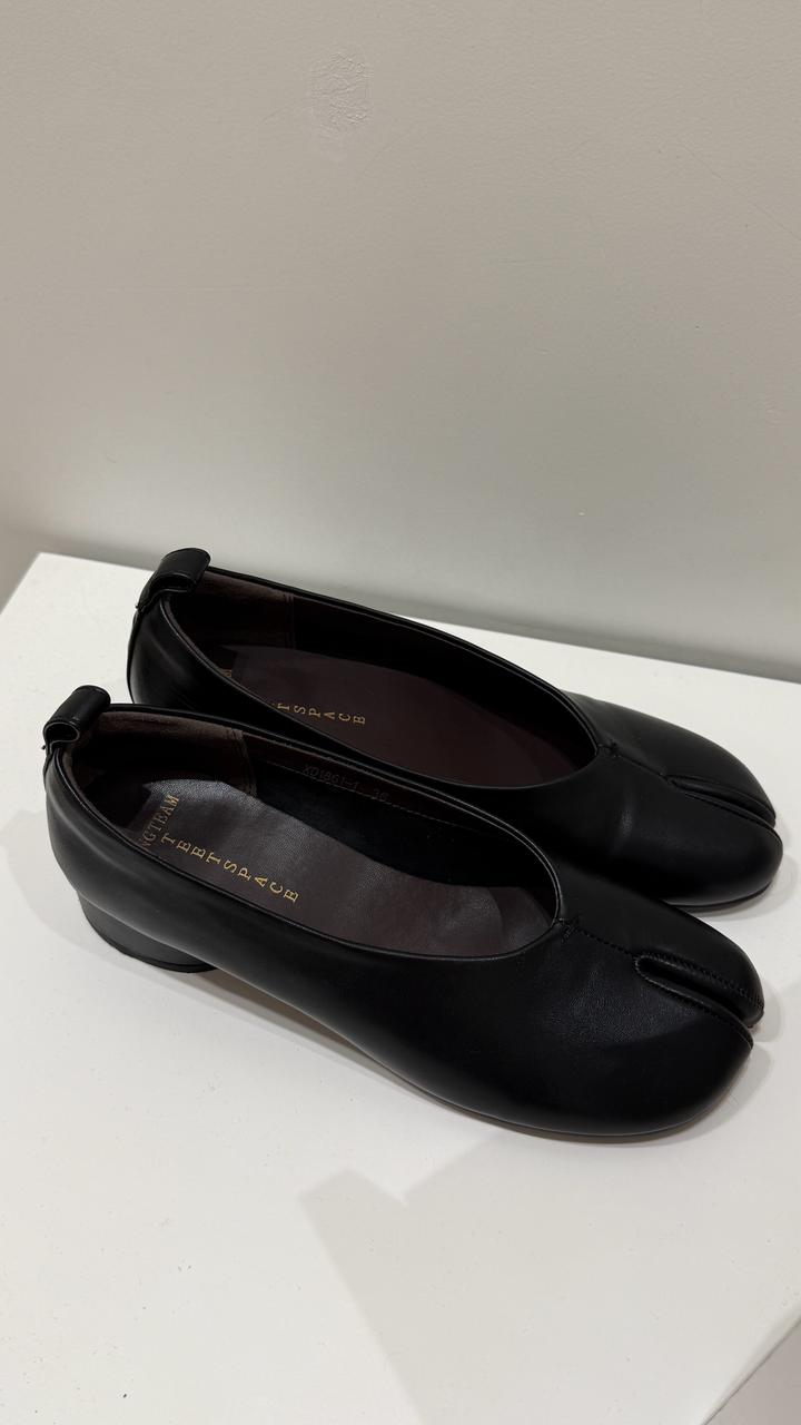 Tabi ballet flats