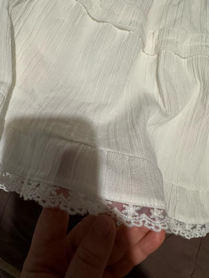 Белая короткая юбка.