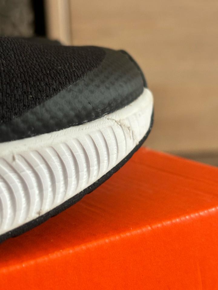 Продам оригинальные унисекс кроссовки Nike