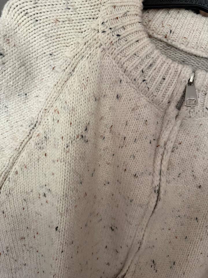 Белый бомбер на замке