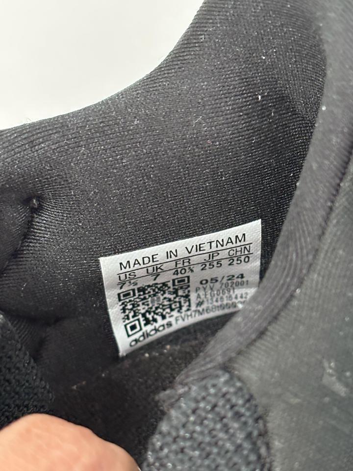 Кроссовки adidas для женщин и мужчин