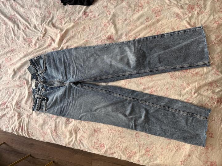 Голубые джинсы Zara