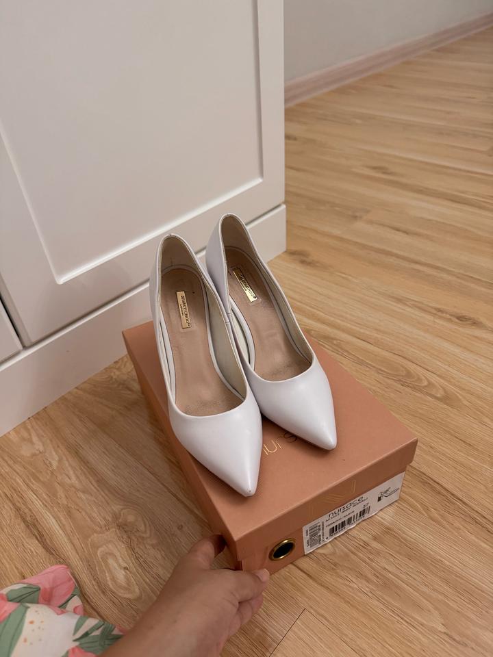 Белые туфли под Jimmy Choo