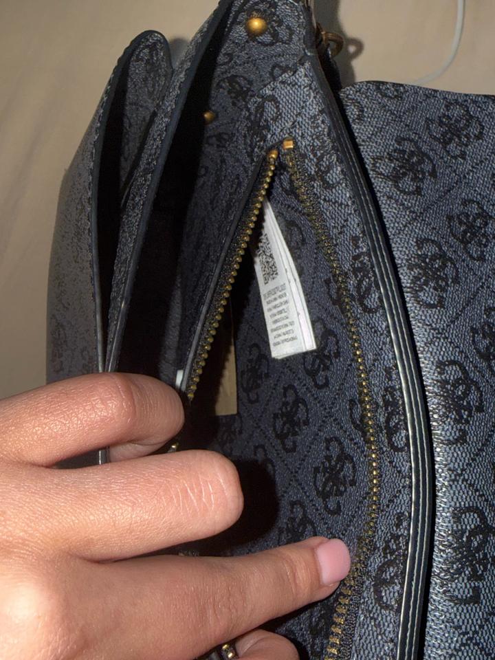 Серая сумка Guess в идеальном состоянии
