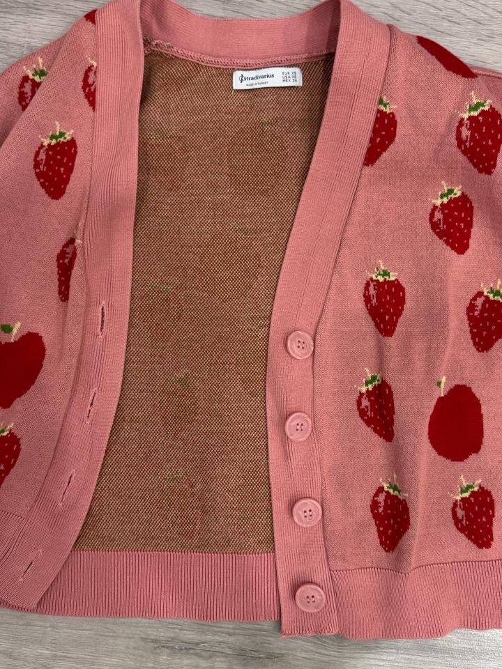 Джемпер с клубникой