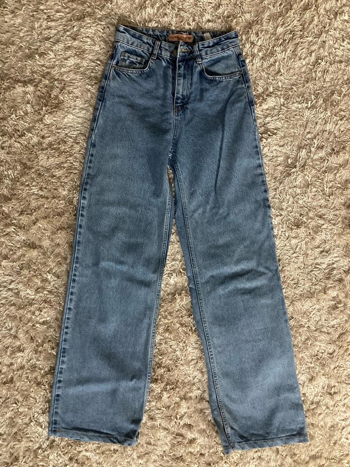 Голубые широкие джинсы 34