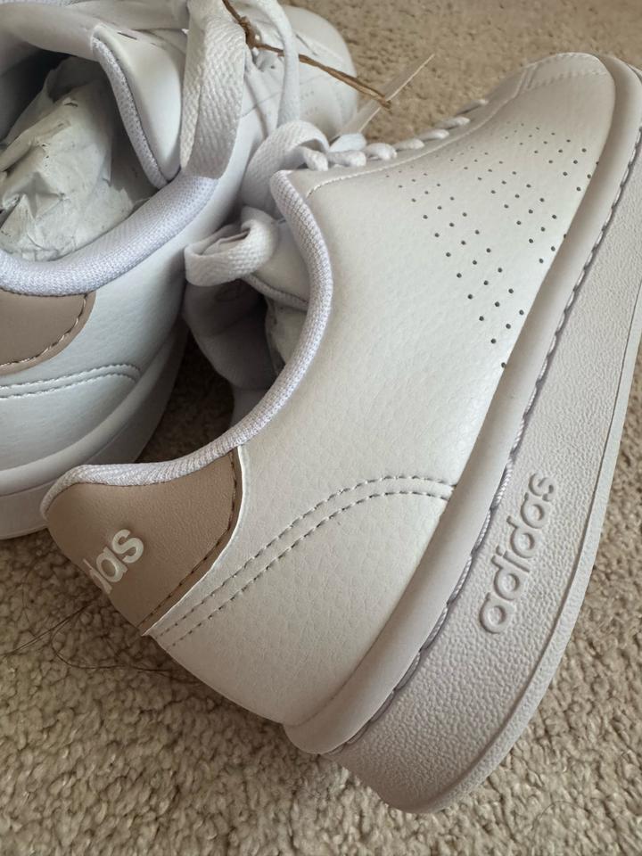 белые кроссовки Adidas