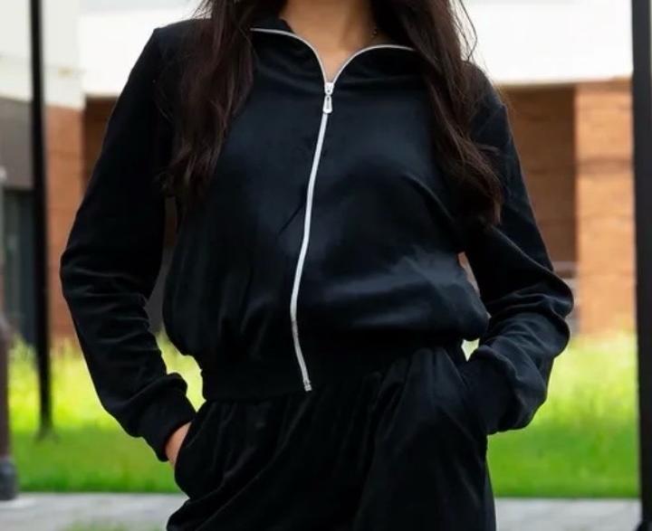 Черная велюровая кофта на молнии укороченный