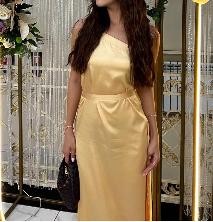 Желтое атласное платье