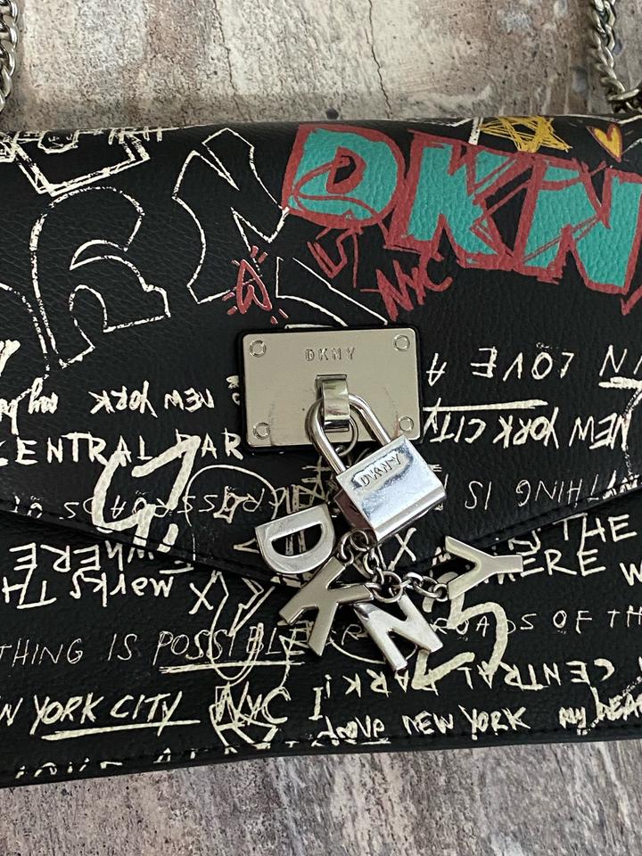 Черная сумка DKNY с граффити принтом