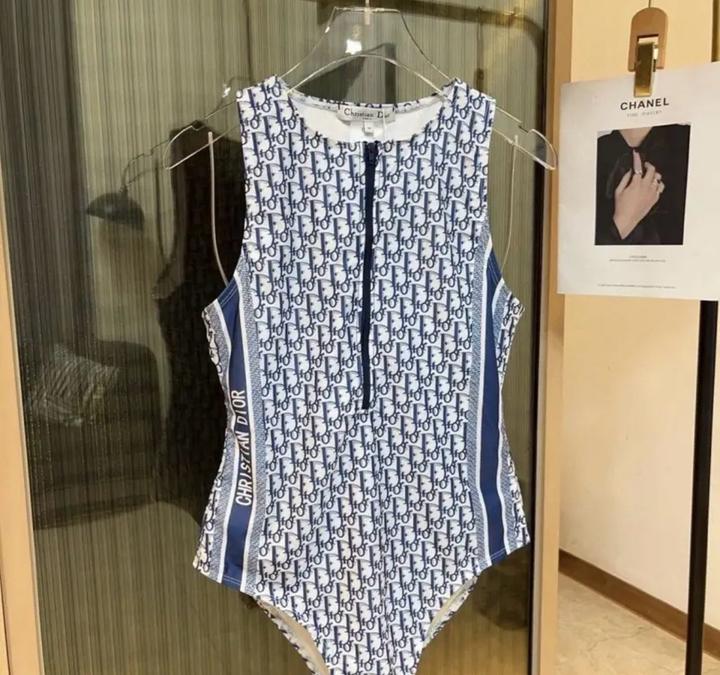 Слитный купальник