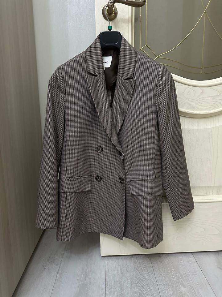 Коричнивый кастюм катон