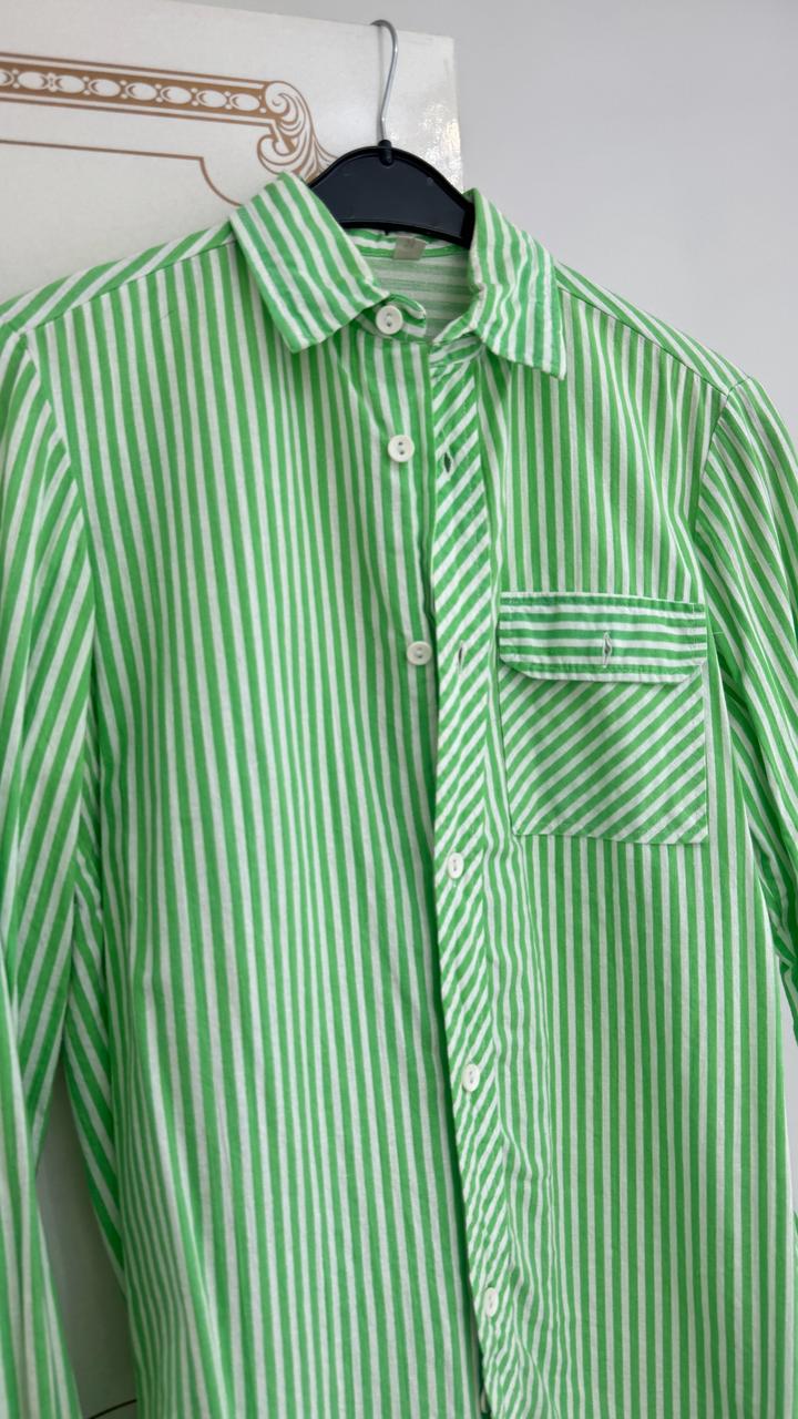 Зеленая рубашка в полоску