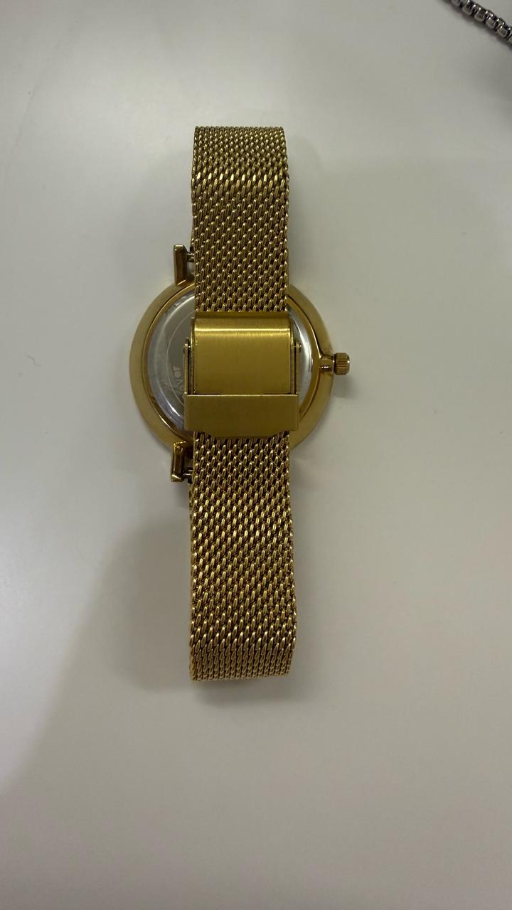 Часы от компании Mary Kay