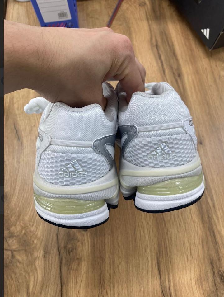 Бело-серебристые кроссовки Adidas