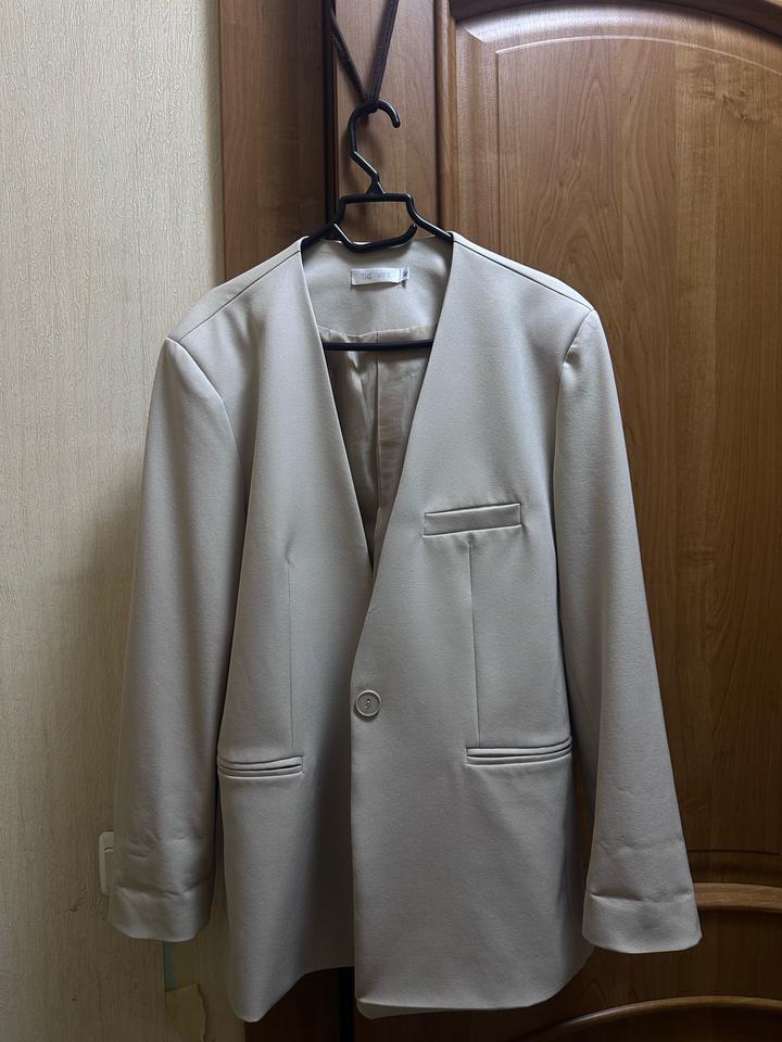 Стильный бежевый пиджак.