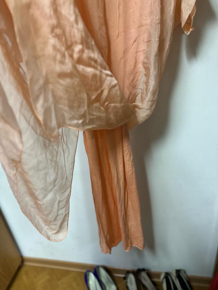 Нежное платье в персиковом оттенке