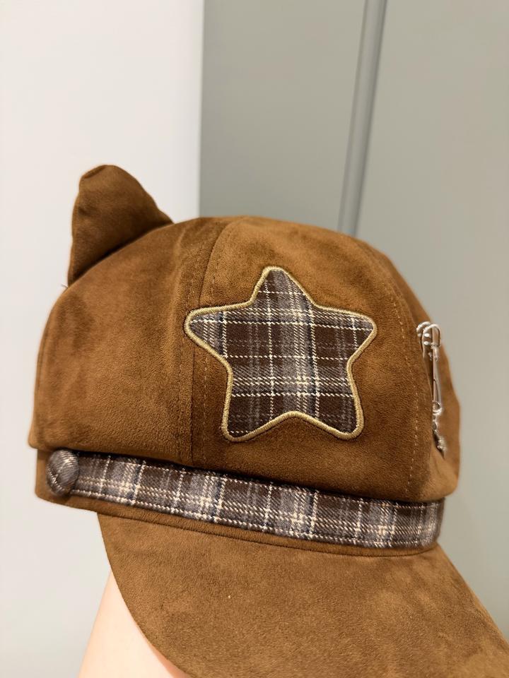 Коричневая шапка с кошачьими ушками