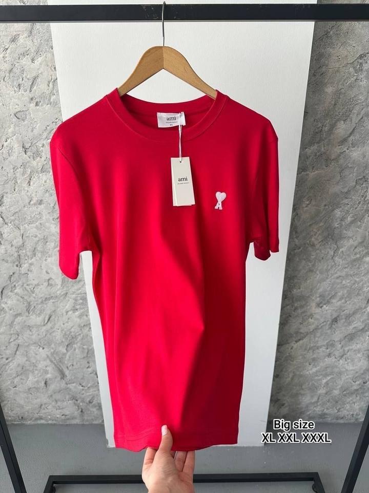 Футболка красная.