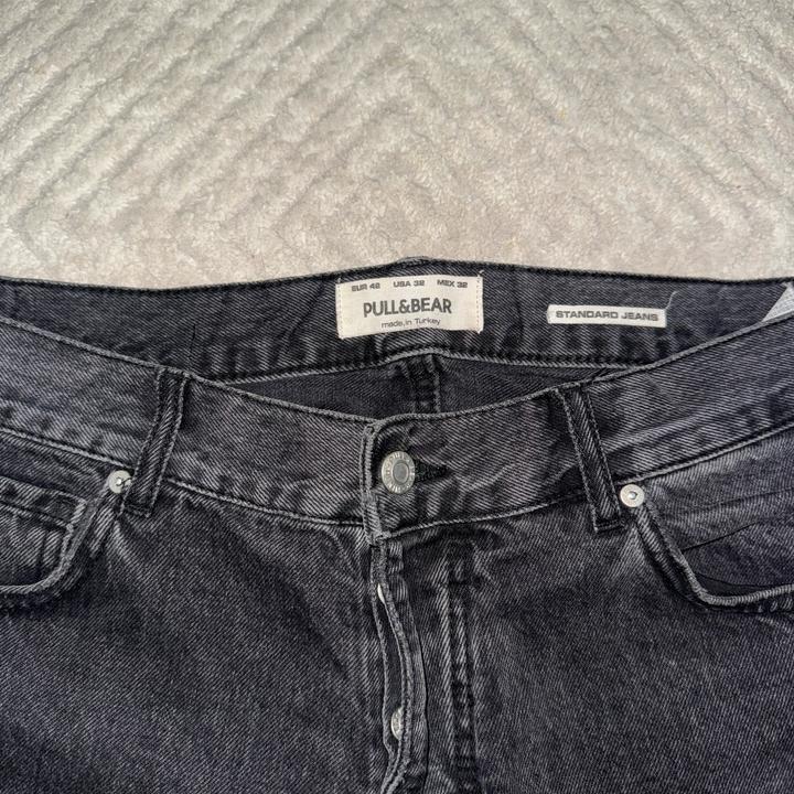 серые джинсы Pull&bear