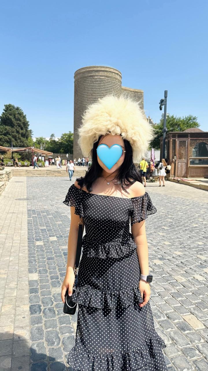 Черное платье в горошек