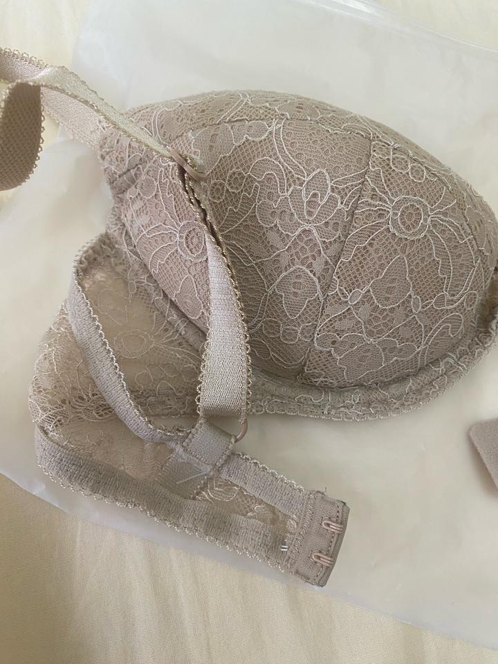 Бежевый бюстгальтер