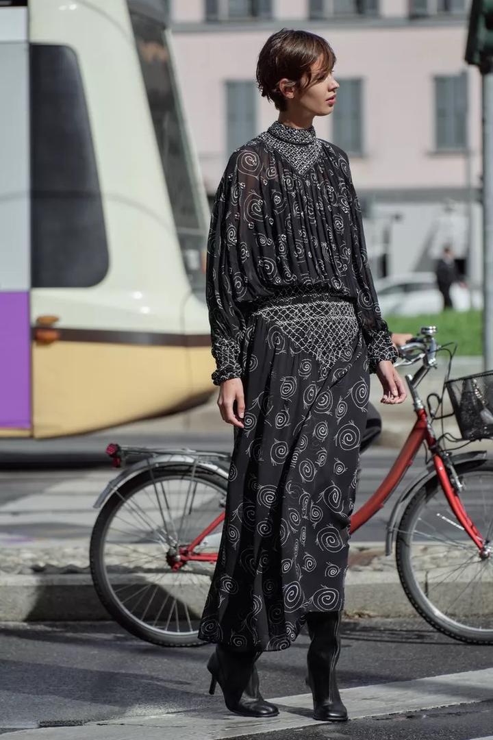 Черное платье с вышивкой Zara