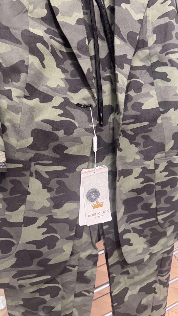 Костюмы тройка, новые, турецкие, размеры 42