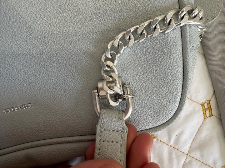 серая сумка charles and keith