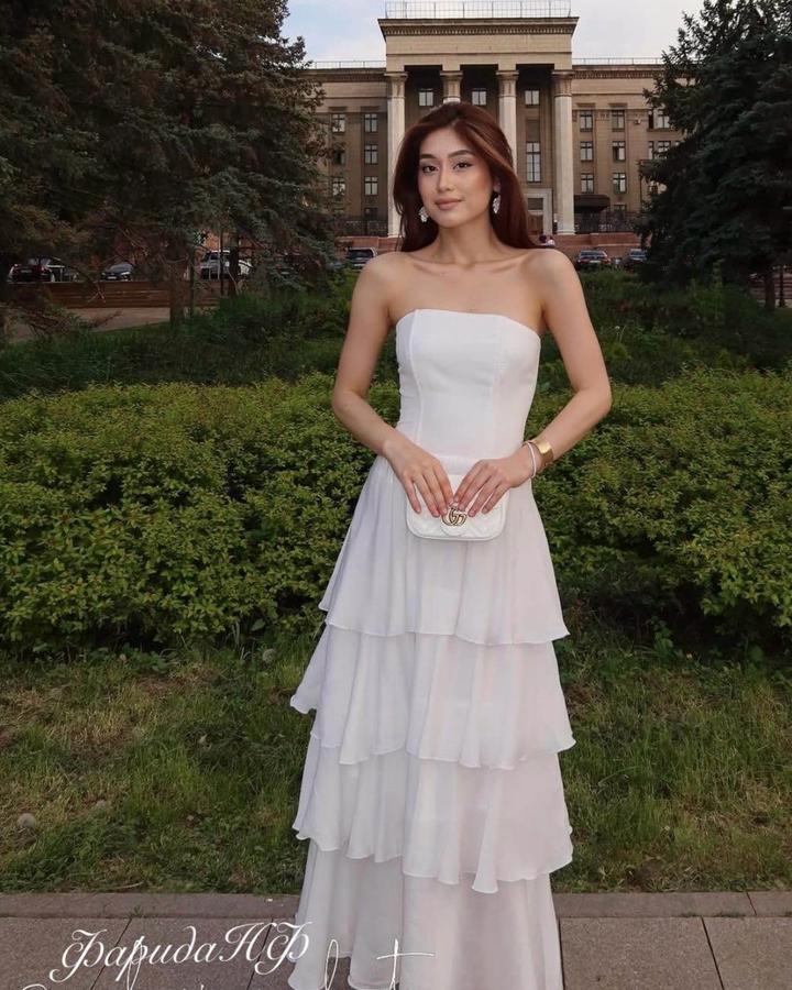 Платье с открытыми плечами