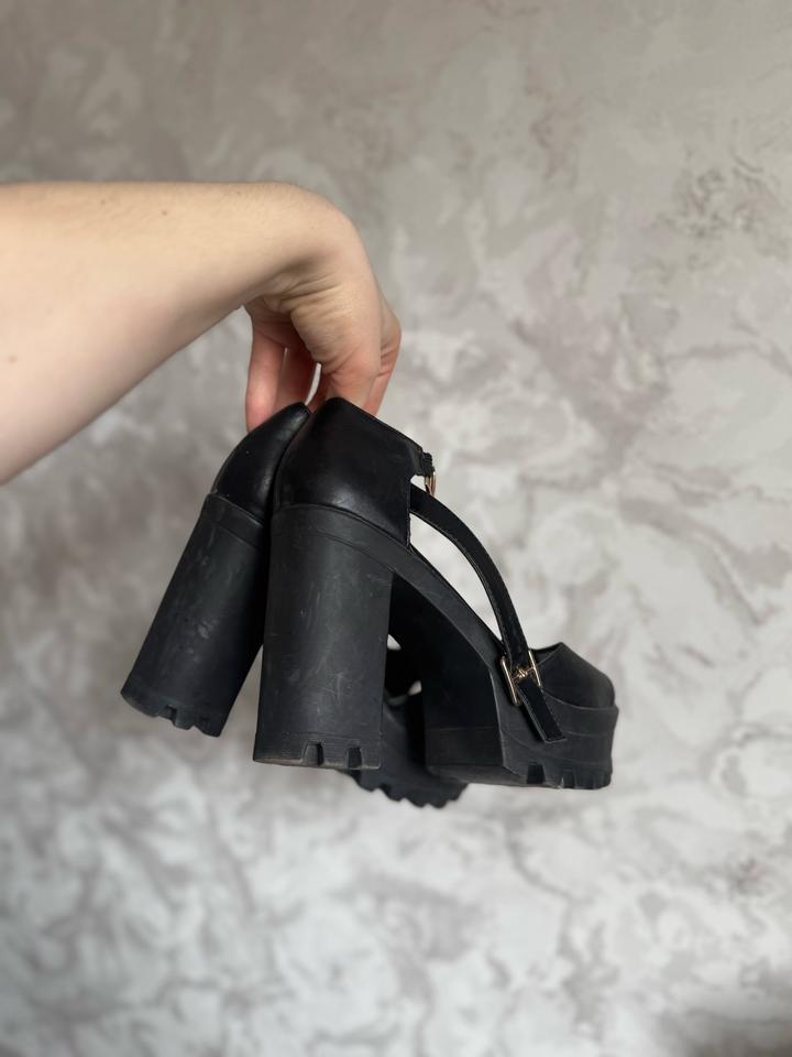 Босоножки на толстом каблуке