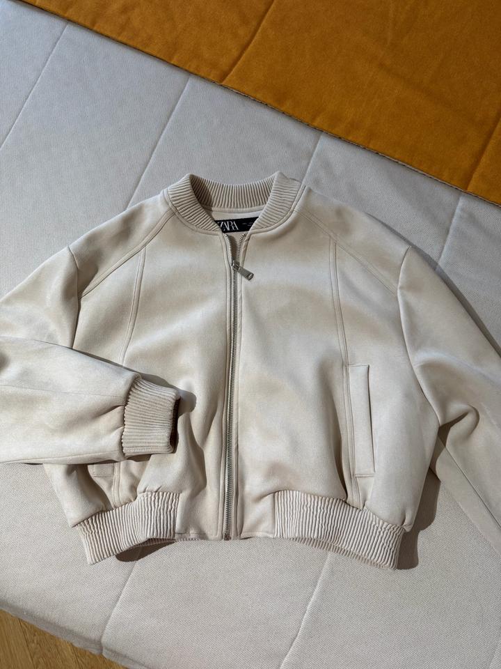 пудровый бомбер Zara