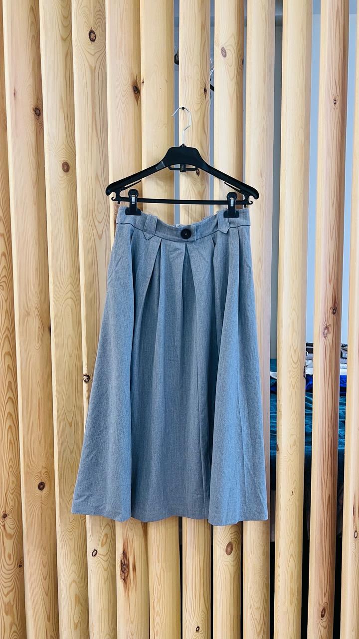 ZARA Плиссированные юбки миди , серого цвета.