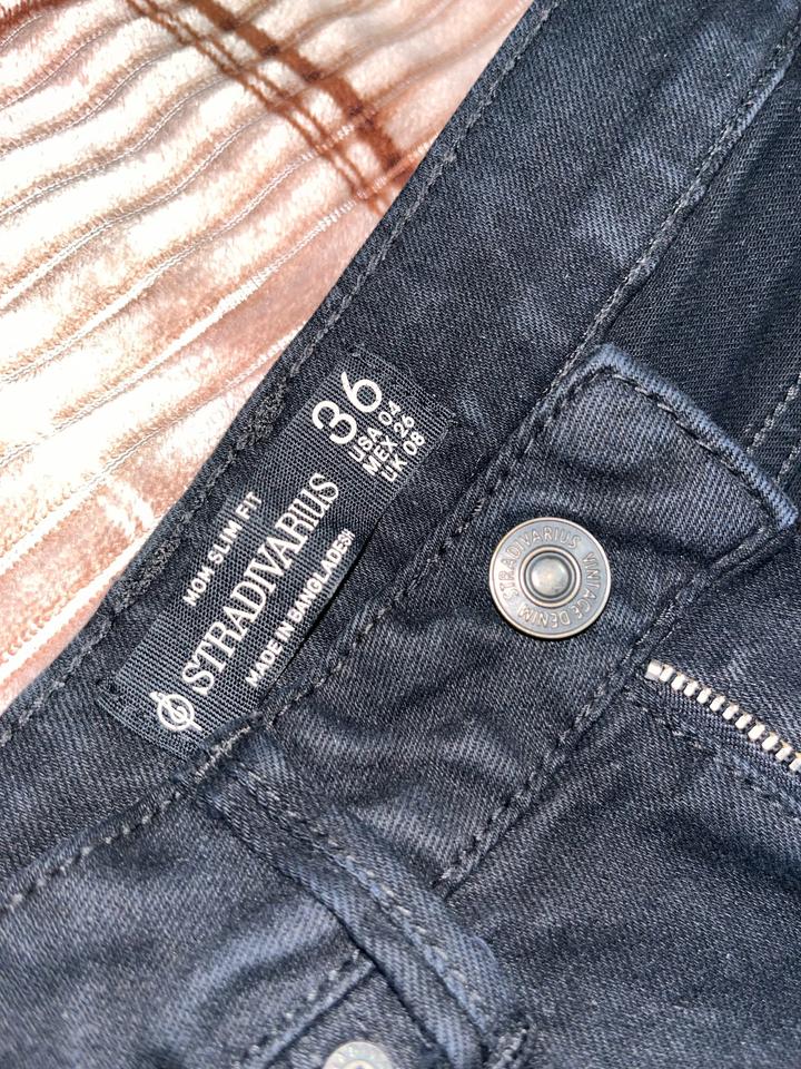 черные джинсы Stradivarius