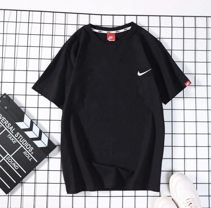 Черная футболка Nike