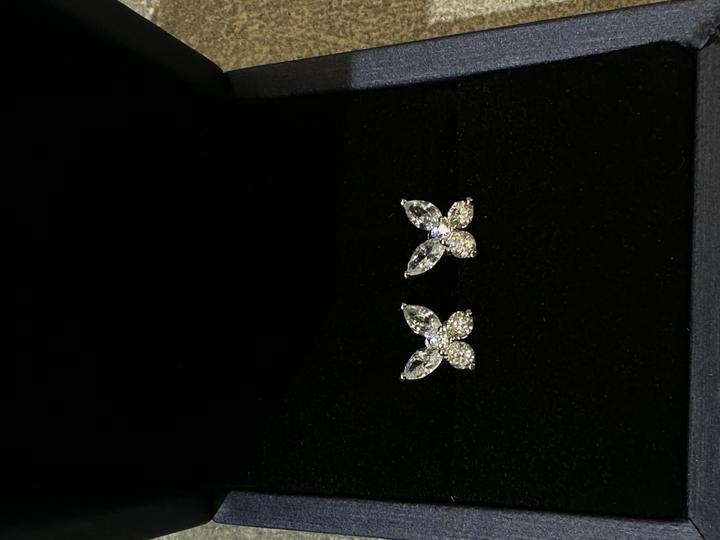 Серьги пусеты из серебра 925 пробы с муассанитами