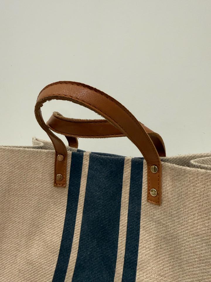 Удобная сумочка с длинным ремешком