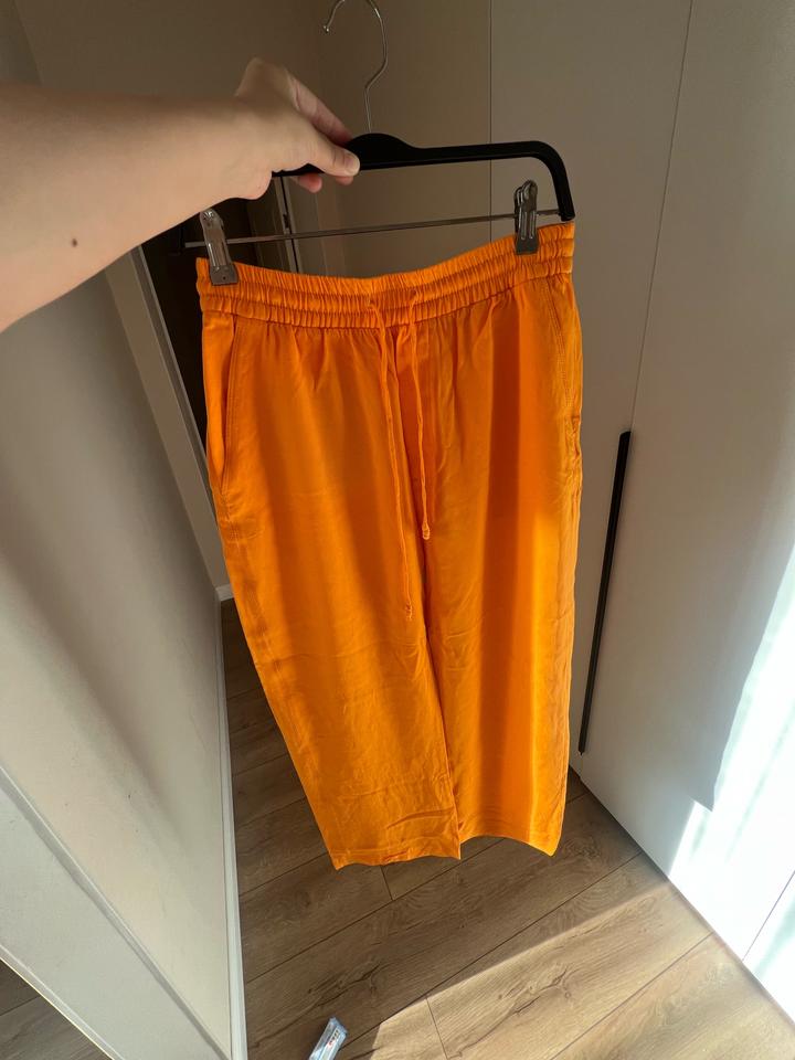 Оранжевые брюки Zara