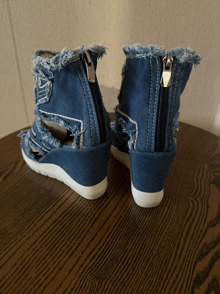 Танкетки на платформе